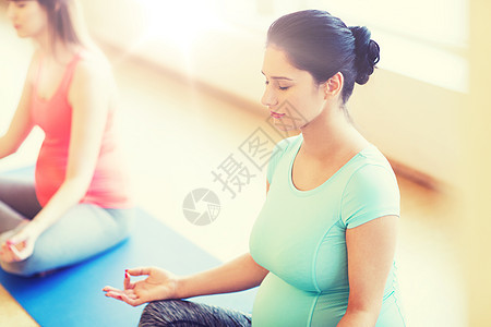 怀孕,运动,健身,人健康的生活方式群快乐的孕妇健身房锻炼瑜伽冥想莲花姿势快乐的孕妇健身房锻炼瑜伽图片