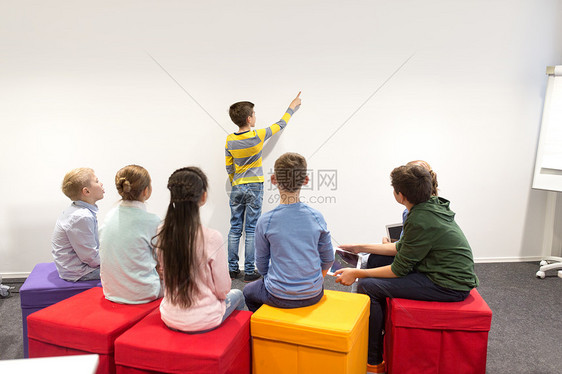 教育,小学,学人的学生男孩与朋友展示白墙学生男孩朋友展示白色墙壁图片