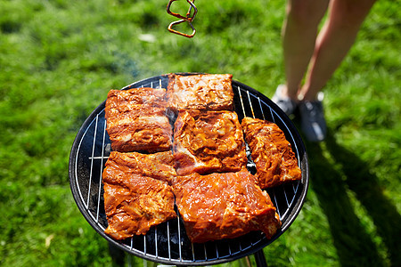 休闲,食物,人假日肉类烹饪烧烤烧烤夏季聚会夏季派上烧烤烤架上饭图片