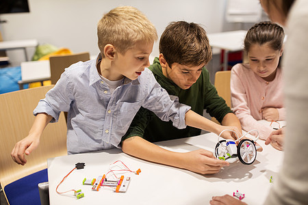 教育,儿童,技术,科学人的群快乐的孩子机器人学校的课上建造机器人快乐的孩子们机器人学校建造机器人图片