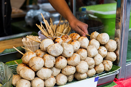 烹饪,亚洲厨房,人食品销售卖家手与肉丸街头市场卖方街头市场手肉丸图片