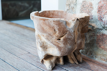 装饰象户外手工木碗花瓶露台地板露台地板上的户外木碗花瓶图片