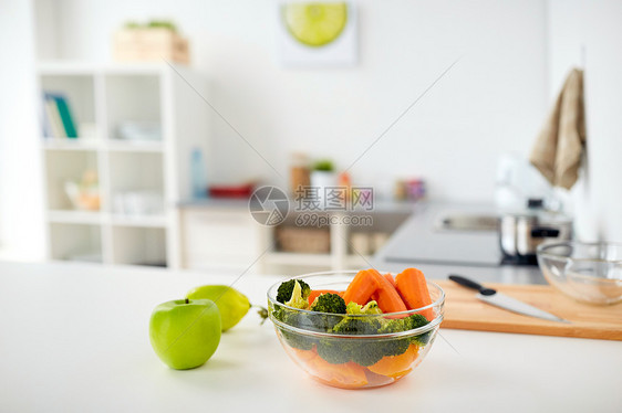 健康的饮食,烹饪食物蔬菜水果厨房的桌子家里家里厨房桌子上食物的碗图片