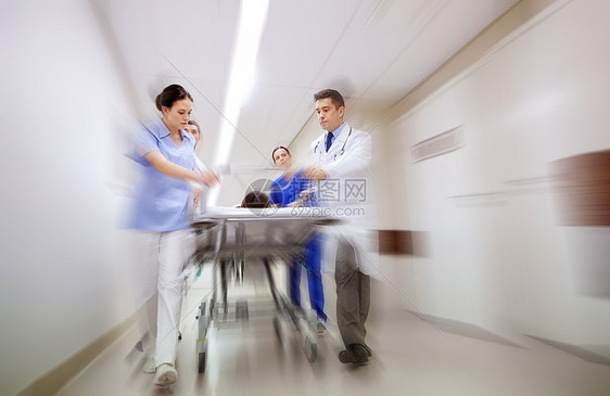保健,复活医学医生医生携带昏迷的妇女病人医院轮床紧急运动模糊效应急诊医生病人医院轮床上图片