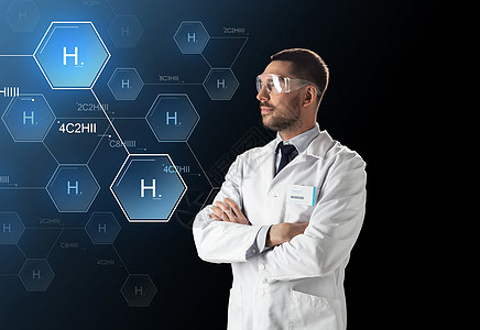 科学,未来技术化学男医生科学家穿白色实验室外套安全眼镜,虚拟化学公式投影黑色背景实验室护目镜化学配方的科学家图片