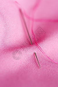 缝纫裁剪缝纫针与线卡粉红色物缝纫针与线粘粉红色物上图片