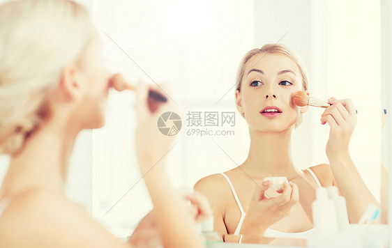 美容,化妆,化妆品,早上人的微笑的轻女人化妆刷粉底家里的浴室镜子浴室里化妆刷粉末的女人图片