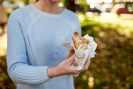 快餐,人健康的饮食观念密切的女人与热狗热狗亲密的女人图片