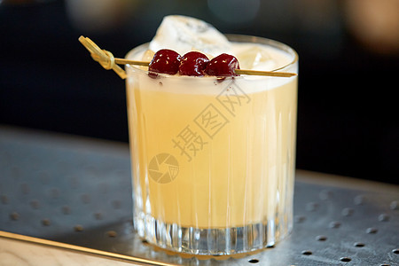 酒精饮料豪华杯鸡尾酒与樱桃酒吧酒吧里樱桃的鸡尾酒图片