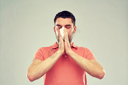 人,医疗,鼻炎,感冒过敏病人用纸巾鼻子灰色背景用纸巾鼻子的病人图片