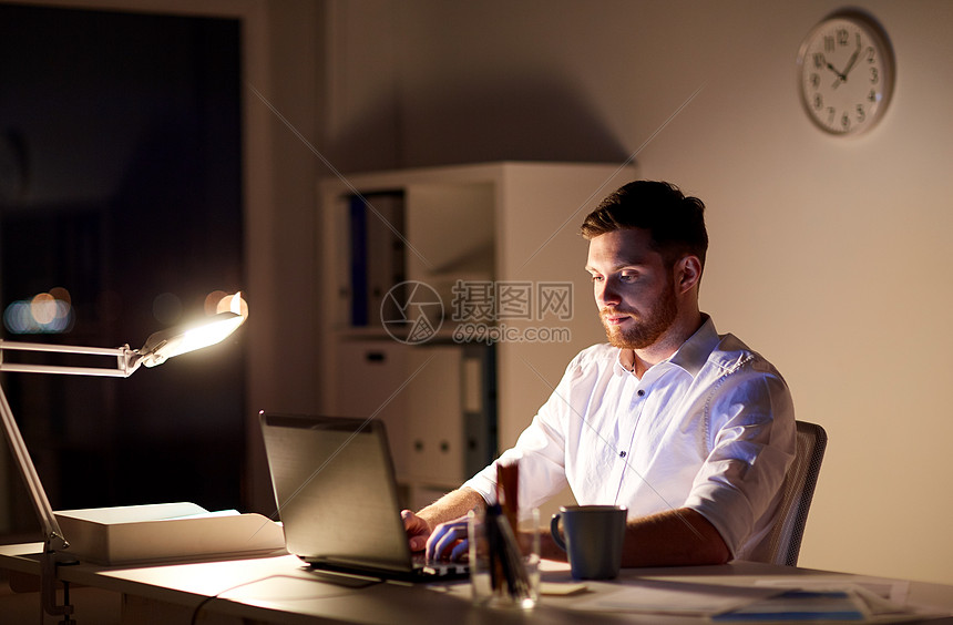 商业,过度工作,人,截止日期技术商人与笔记本电脑打字夜间办公室商人夜间办公室用笔记本电脑打字图片