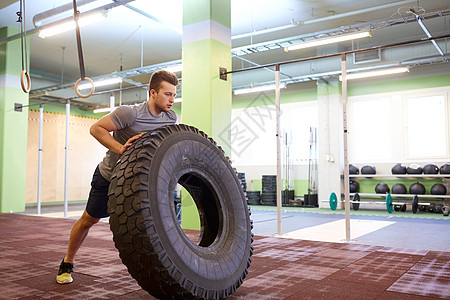 强壮,健美,运动,健身人的轻人健身房轮胎翻训练健身房强人轮胎翻训练的男人图片