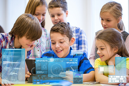 教育,小学,学,技术人的群孩子用平板电脑教室休息时虚拟屏幕投影玩群教室里平板电脑的学校孩子图片