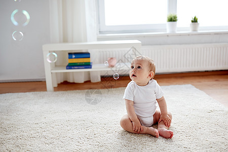 童,童人的快乐的小男孩女孩坐地板上,家里处都肥皂泡家里肥皂泡的快乐宝宝图片