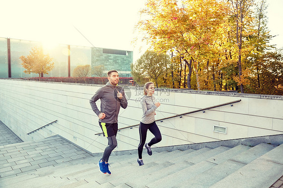 健身,运动,人,锻炼生活方式的幸福的夫妇跑楼上的城市楼梯幸福的夫妇城市楼梯上跑上楼图片