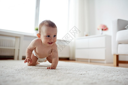 童,童人的小男孩女孩家里地板上爬行穿着尿布的小婴儿家里地板上爬行图片