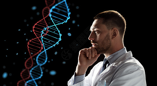 遗传学,科学人的男医生科学家穿着白色外套,看着DNA分子黑色背景上的虚拟投影医生科学家看DNA分子图片