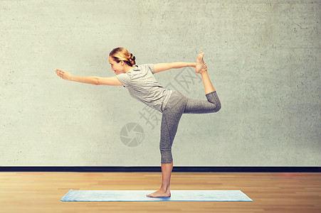 健身,运动,人健康的生活方式女人瑜伽舞蹈的主人垫子上的健身房背景女人垫子上瑜伽的舞蹈大师图片