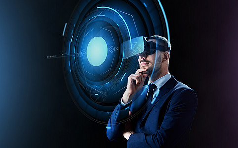 商业,人,增强现实现代技术商人虚拟耳机看投影黑色背景虚拟现实耳机中的商人图片