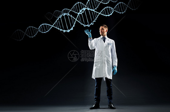 科学,遗传学人的医生科学家穿着白色外套医学手套,DNA分子投射黑色背景上实验室外套带DNA的医用手套的科学家图片