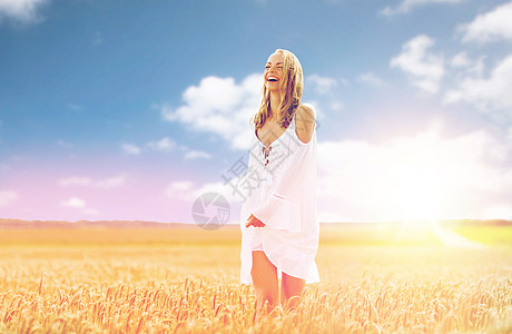 乡村,自然,暑假,假期人们的微笑的轻女人穿着白色的衣服谷物田微笑的轻女人穿着白色的衣服谷物地里图片
