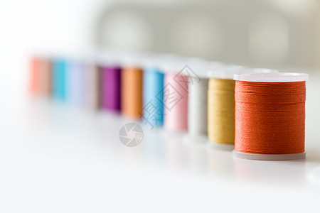 针线工艺缝纫裁剪桌子上排五颜六色的线轴桌子上排五颜六色的线轴图片