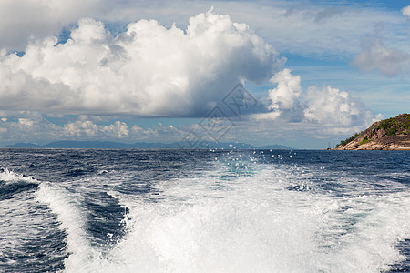 旅行,海景自然海洋印度洋,并离开塞舌尔的船只上追踪印度洋水上留下船迹图片