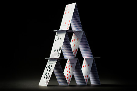 赌场,机会游戏,危险安全的黑色背景下打牌的房子黑色背景下打牌的房子图片