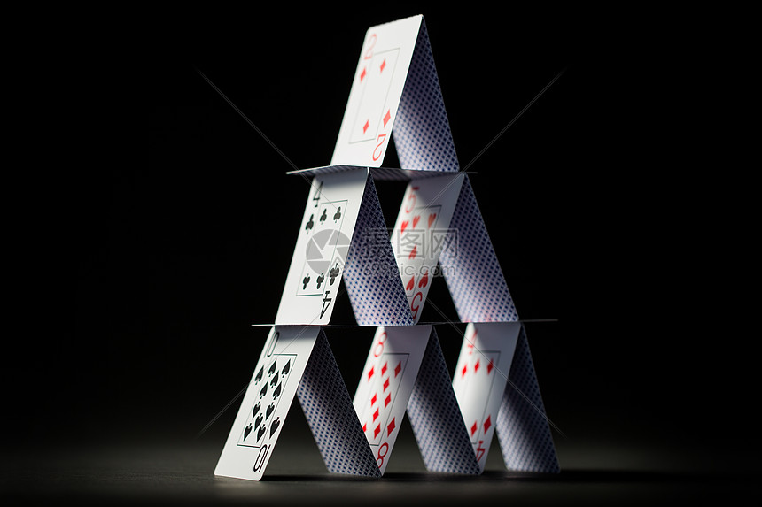 ‘~赌场,机会游戏,危险安全的黑色背景下打牌的房子黑色背景下打牌的房子  ~’ 的图片