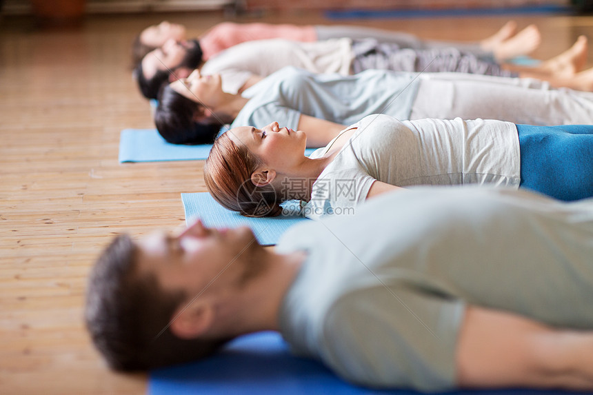 健身,运动健康的生活方式群人工作室的垫子上瑜伽练群人工作室瑜伽练群人工作室瑜伽练图片