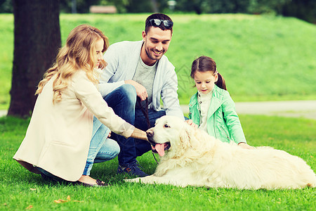 家庭,宠物,家畜人的快乐的家庭与拉布拉多猎犬夏季公园散步快乐的家庭与拉布拉多猎犬公园快乐的家庭与拉布拉多猎犬图片