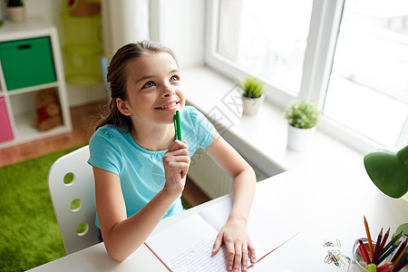 人,孩子,教育学的快乐的女孩与笔记本抬头梦想家里快乐的女孩带着笔记本家里梦快乐的女孩带着笔记本家里图片