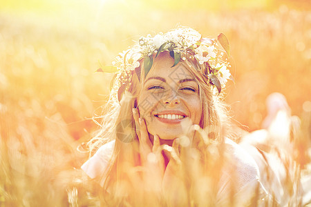 自然,暑假,假期人的快乐的微笑的女人十几岁的女孩的脸花圈上的谷物田快乐的女人麦片粥的花圈里快乐的女人麦片图片