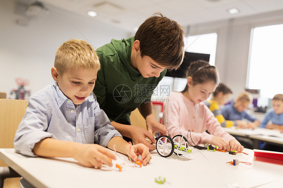 教育,儿童,技术,科学人的群快乐的孩子机器人学校的课上建造机器人快乐的孩子们机器人学校建造机器人快乐的孩子图片