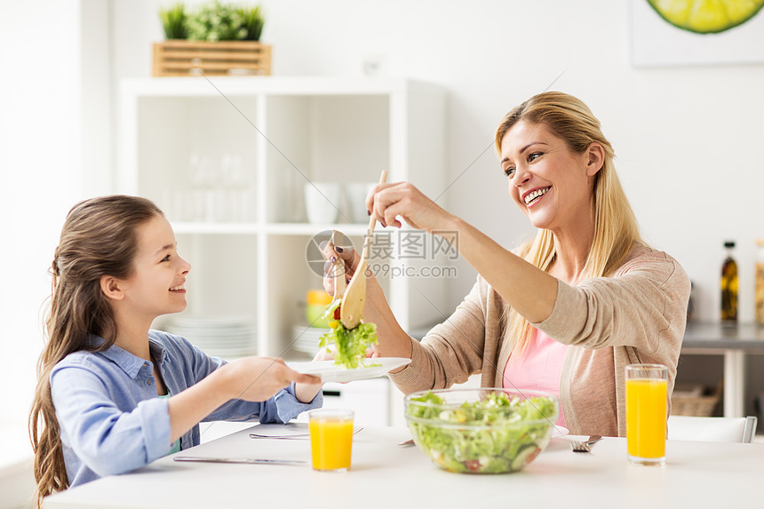 ‘~健康饮食,家庭人的快乐的母亲女儿家里厨房吃蔬菜沙拉快乐的家庭家里厨房吃沙拉快乐的家庭家里厨房吃沙拉  ~’ 的图片