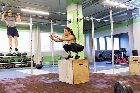 健身,运动,训练,锻炼人的女人男人拉盒子跳跃健身房女人男人健身房锻炼女人男人健身房锻炼图片