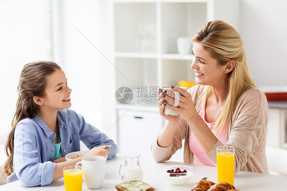 健康饮食,家庭人的快乐的母亲女儿家里的厨房吃早餐幸福的家庭家里的厨房吃早餐幸福的家庭家里的厨房吃早餐图片