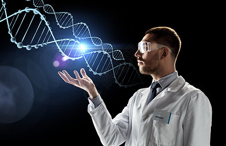 科学,遗传学人的男医生科学家穿着白色外套安全眼镜,DNA分子投射黑色背景上实验室外套带DNA的安全眼镜的科图片