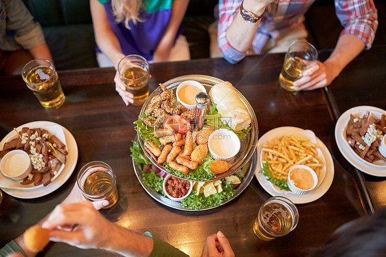 休闲,食物,饮料,人假日的朋友酒吧酒吧吃零食喝啤酒朋友酒吧酒吧吃喝朋友酒吧酒吧吃喝图片