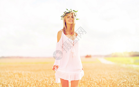 幸福,自然,暑假,假期人们的微笑的轻女人花圈白色的衣服谷物田快乐的轻女人花圈上的谷物田快乐的轻女人图片