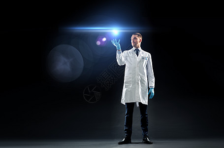 科学,未来技术人的医生科学家穿着白色外套医疗手套与激光黑色背景医生科学家穿着实验室外套,带激光医生科学图片