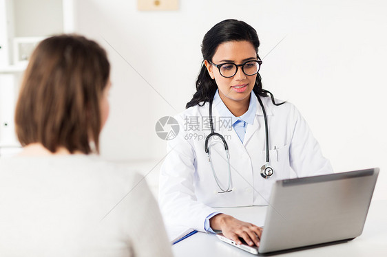 医学,医疗,技术人的医生与笔记本电脑妇女病人医院带笔记本电脑的医生医院的女病人带笔记本电脑的医生医院的图片