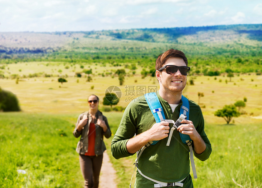 ‘~旅行,旅游人的幸福的夫妇与背包沿着乡村道路走非洲热带草原的背景幸福的夫妇背包非洲旅行幸福的夫妇背包非洲  ~’ 的图片