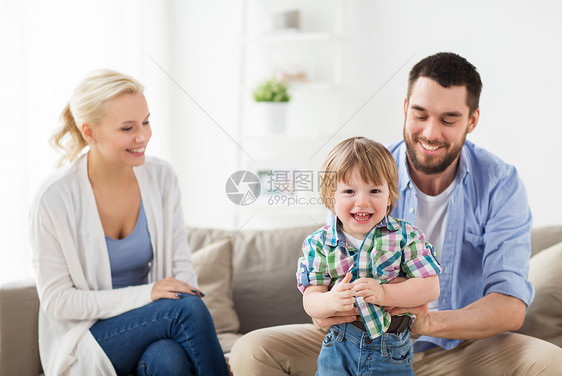家庭,收养人的快乐的孩子与父母家家幸福的家庭家幸福的家庭图片