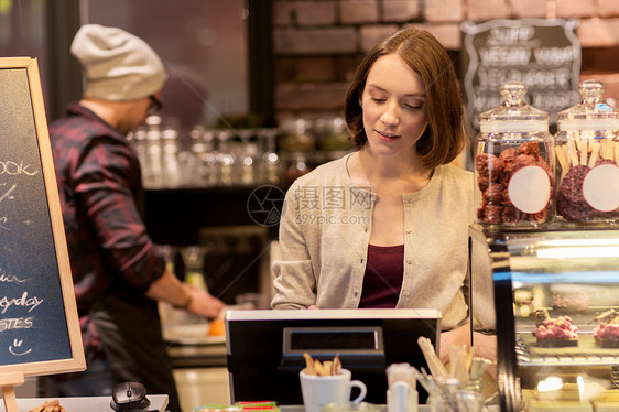 小企业,人服务女人酒吧咖啡店柜台的酒保与现金箱咖啡馆咖啡店的女酒保咖啡馆咖啡店的女酒保图片