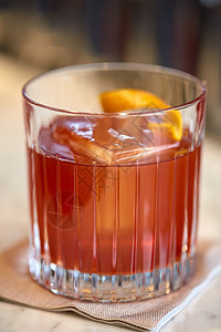 酒精饮料豪华璃与橙色鸡尾酒酒吧酒吧用橙色鸡尾酒璃杯酒吧用橙色鸡尾酒璃杯图片