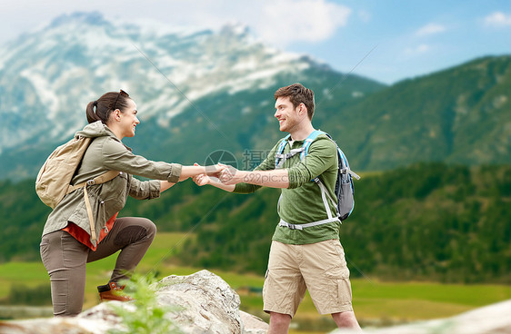 旅行,旅游人们的幸福的夫妇与背包攀登阿尔卑斯山背景下倒下的树干快乐的夫妇背包高地旅行快乐的夫妇背包高地图片