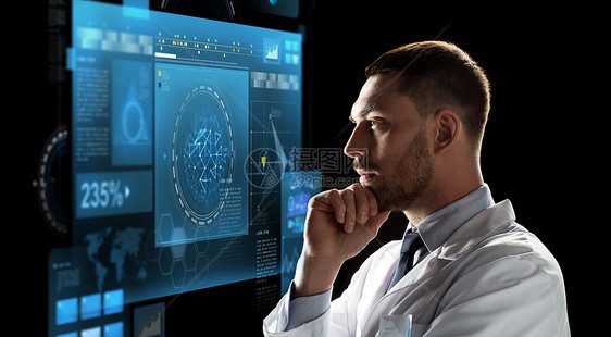 未来的技术,科学人的男医生科学家穿着白色外套,黑色背景上看虚拟屏幕医生科学家看虚拟屏幕图片