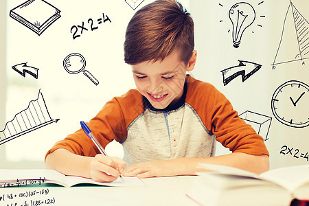 教育,童,人,家庭作业学校微笑的学生男孩,家里用数学涂鸦写笔记本微笑的学生男孩家里写笔记本图片