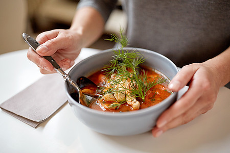 食物,新北欧美食人们的女人吃海鲜汤与鱼蓝色贻贝咖啡馆餐馆女人餐馆吃海鲜汤图片